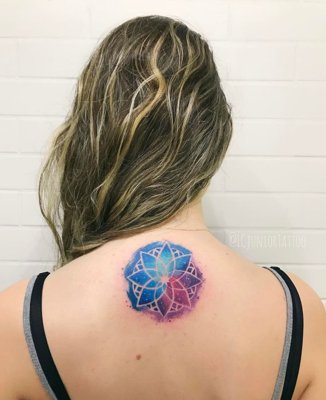  Tatouage mandala en bleu et rouge sur le haut du dos
